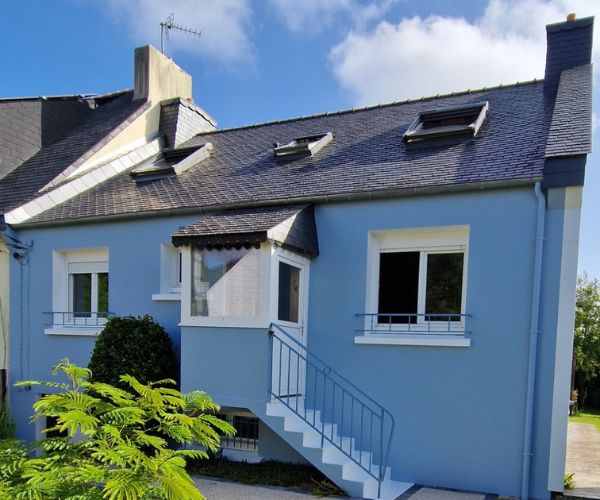 Ravalement de façade et mise en peinture bleue d’une maison à Plouzané par Ouest Déco.