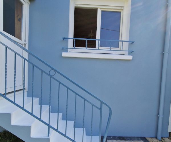 Chantier de ravalement et peinture de façade à Plouzané avant finition.