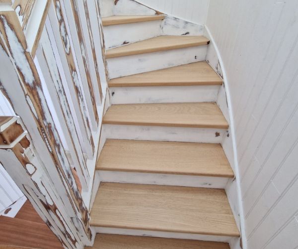 Préparation d’un escalier en bois avant peinture blanche à Brest.