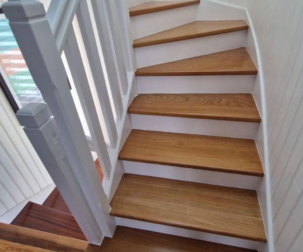 Escalier rénové avec vitrification du bois à Brest.