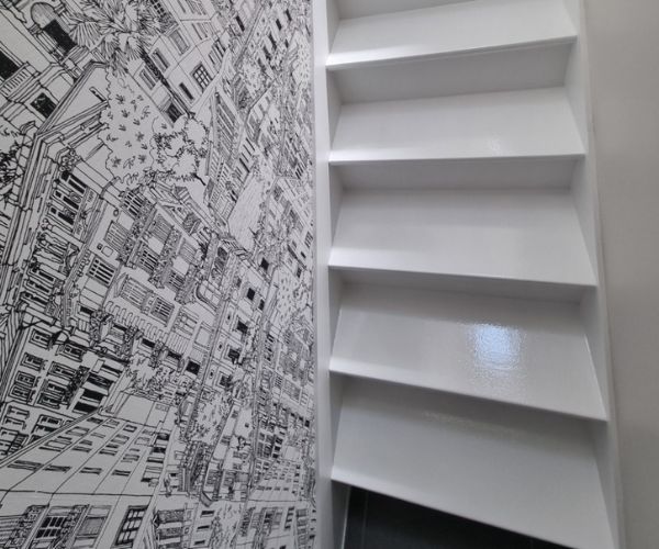 Escalier peint en blanc brillant avec papier peint graphique à Brest.