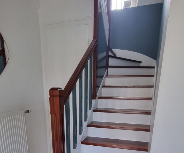 Rénovation d’un escalier en bois avec peinture et vitrificateur à Guipavas par Ouest Déco.
