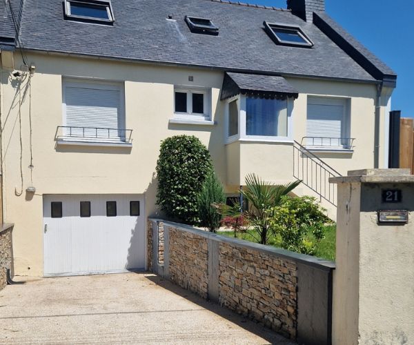 Peinture du garde-corps et finitions de façade sur une maison rénovée à Plouzané.