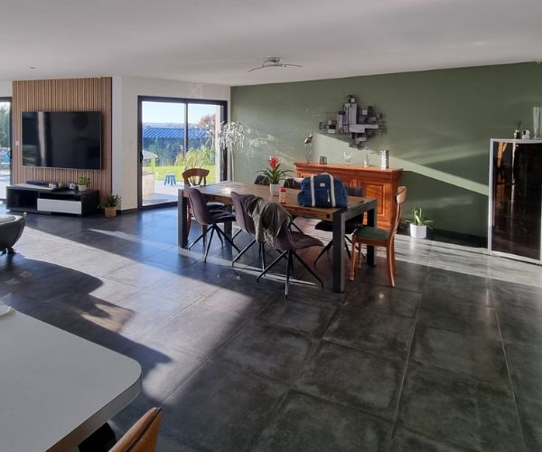 Mur peint en vert dans un salon contemporain à Brest.