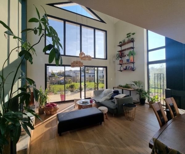 Maison lumineuse avec murs peints dans des teintes naturelles à Brest.