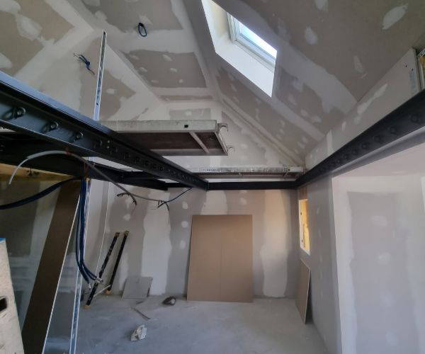 Préparation des murs et plafonds avant peinture dans un logement à Brest.