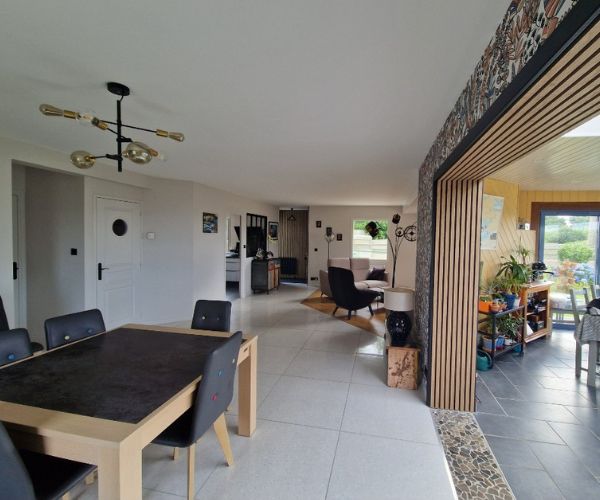 Travaux de peinture et rénovation intérieure dans un salon à Plougonvelin par Ouest Déco.