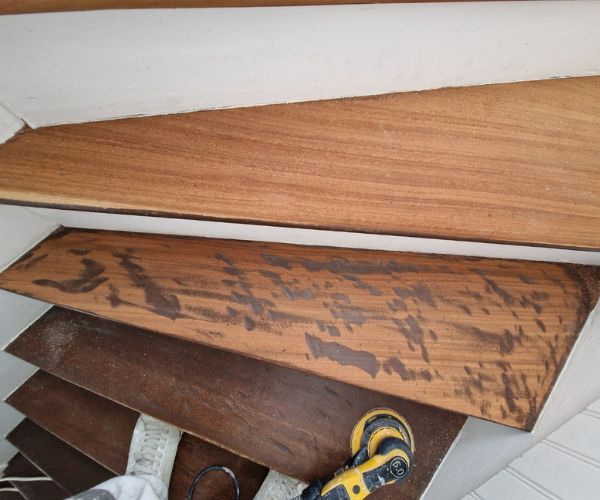 Ponçage d’un escalier en bois avant peinture et vitrification à Brest.