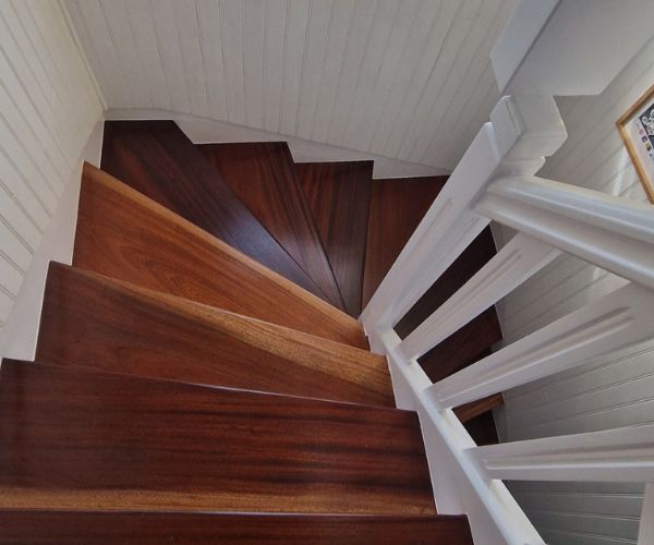 Escalier en bois vitrifié et peint en blanc à Brest par Ouest Déco.