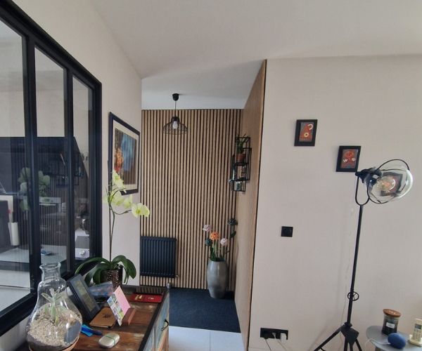 Pose de papier peint décoratif motif feuillage par Ouest Déco à Plougonvelin.