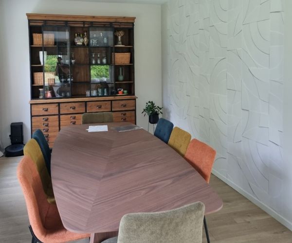 Pose d’un papier peint en relief blanc dans une salle à manger à Brest.