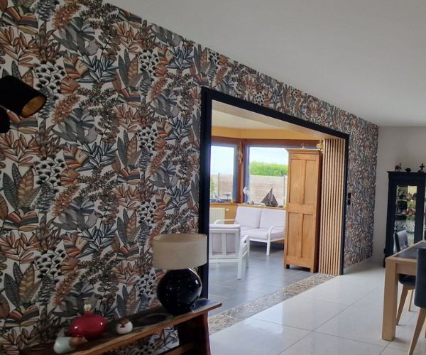 Pose de panneaux décoratifs en tasseaux de bois dans une entrée rénovée à Plougonvelin.