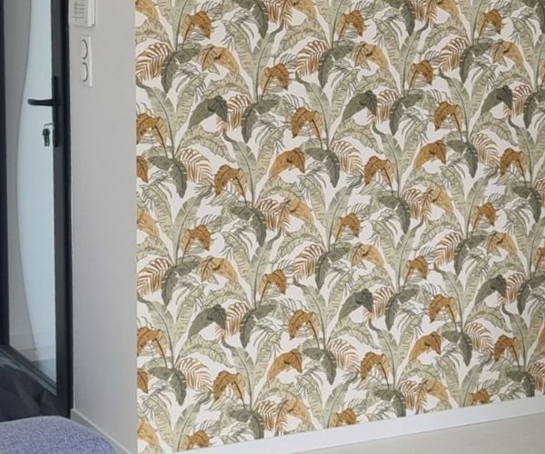 Pose d’un papier peint à motif feuillage tropical dans un salon à Brest.