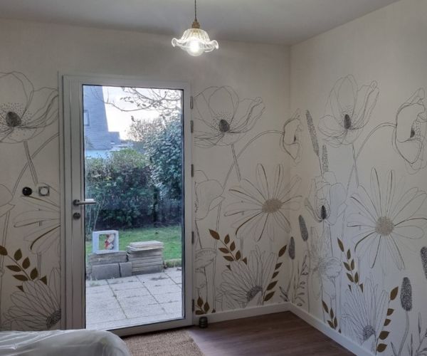 Pose d’un papier peint floral dans une chambre à Plougonvelin par Ouest Déco.
