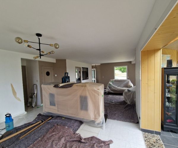 Préparation du chantier de peinture intérieure par Ouest Déco à Plougonvelin.