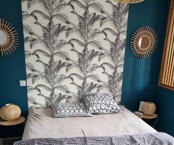 Pose d’un papier peint graphique en tête de lit dans une chambre à Brest.