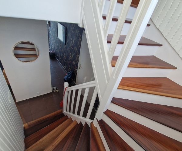 Rénovation complète d’un double escalier en bois à Brest.
