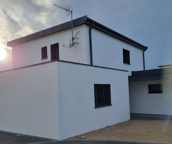 Ravalement d’une maison bretonne avec peinture grise à Brest.