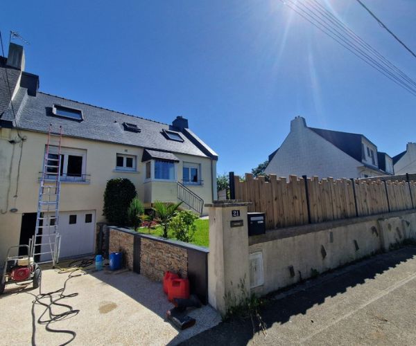 Maison avant le ravalement et après peinture bleue à Plouzané.