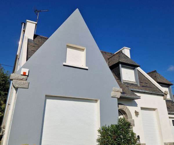 Façade blanche rénovée sur maison contemporaine à Brest par Ouest Déco.