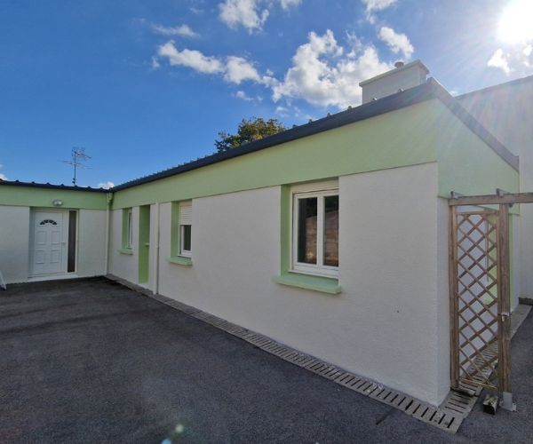 Maison à toit plat rénovée en blanc et anthracite à Brest.