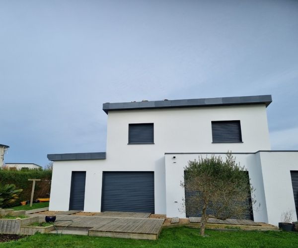 Façade rénovée d’une maison moderne à Plouzané, peinture blanche et gris anthracite.