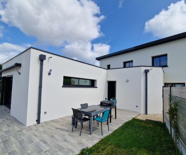 Ravalement de façade d’une maison peinte en blanc et vert clair à Brest.