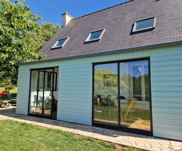 Rénovation de bardage bois peint sur une maison à Saint-Renan par Ouest Déco.