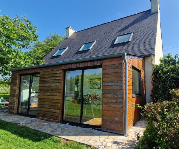 Rénovation et mise en valeur d’un bardage bois naturel à Saint-Renan.