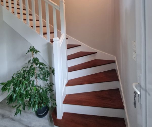 Rénovation d’un escalier bois blanc et acajou à Brest par Ouest Déco.