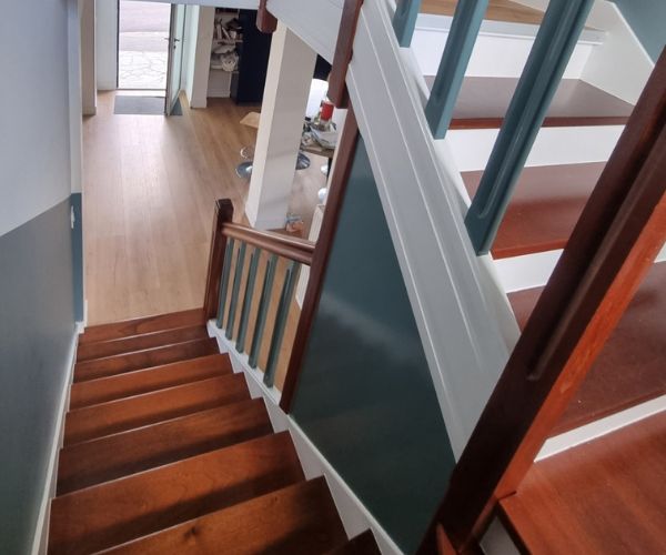 Ponçage d’un escalier en bois avant peinture et vitrification à Guipavas.