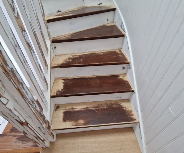 Ponçage des marches d’un escalier en bois à Brest avant vitrification.