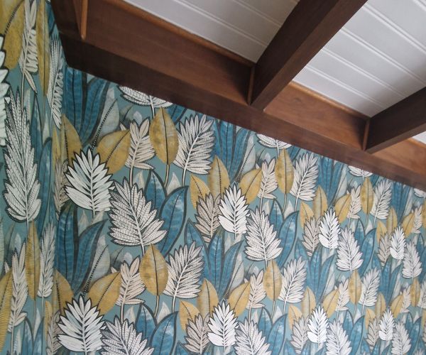 pose d'un papier paint sabal de chez casamance dans une chambre